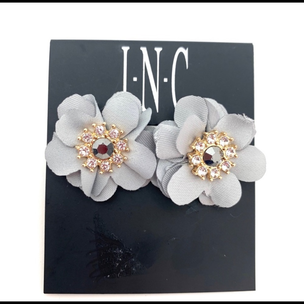 4/$25 Grey Floral Post Rhinestone Earring NEW - Picture 1 of 1